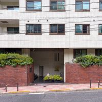 文京区小石川の賃貸物件/タイルに覆われた重厚感のあるエントランス