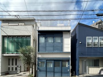 文京区小石川の賃貸物件/インディゴブルーな面構え