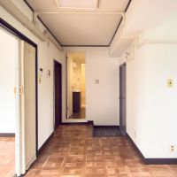 渋谷区松濤の賃貸物件/玄関入って、ダイニング・2つの洋室。昔ながらの2DKの間取りです