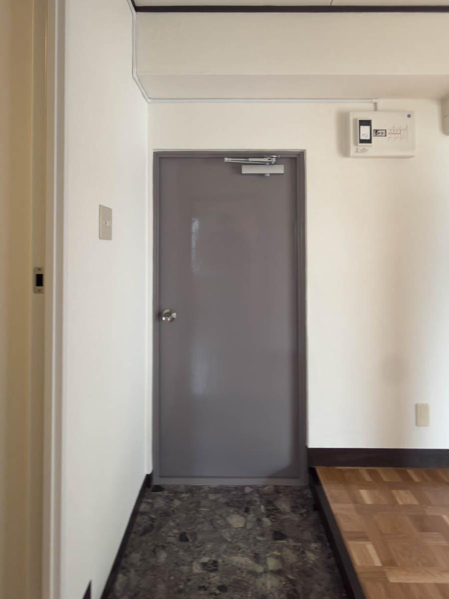 渋谷区松濤の賃貸物件/玄関。靴箱の用意が必要です