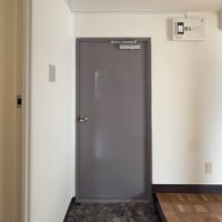 渋谷区松濤の賃貸物件/玄関。靴箱の用意が必要です