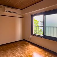 渋谷区松濤の賃貸物件/こちらのサッシは新しく交換していてペアガラスになっています