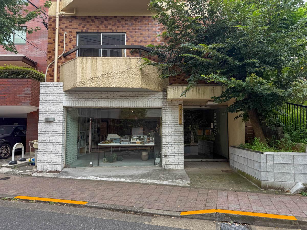 渋谷区松濤の賃貸物件/緑に囲まれたレトロな建物の3階に今回のお部屋はあります