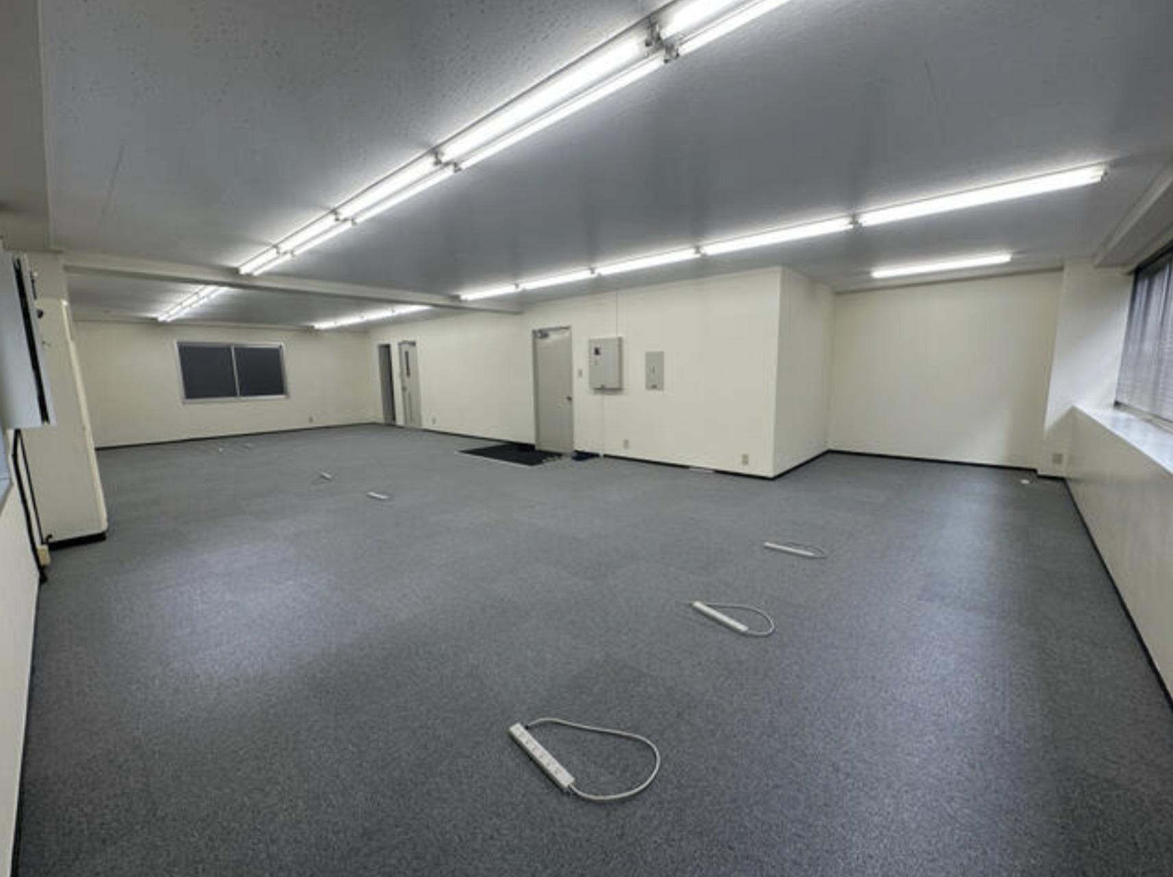 千代田区神田錦町の賃貸物件/内装もザ・オフィス仕様。水まわりを合わせて90㎡を超える大空間です
