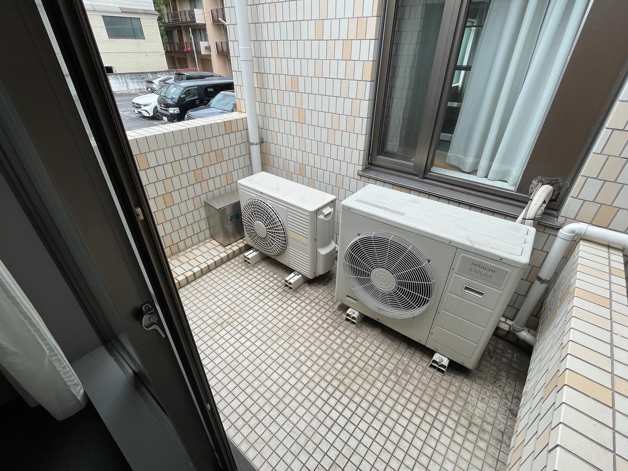 港区南青山の賃貸物件/リビングと洋室の間に、コンパクトな四角いバルコニーを備えています