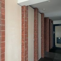 港区南青山の賃貸物件/廊下の壁にはたっぷりの収納が仕込まれています