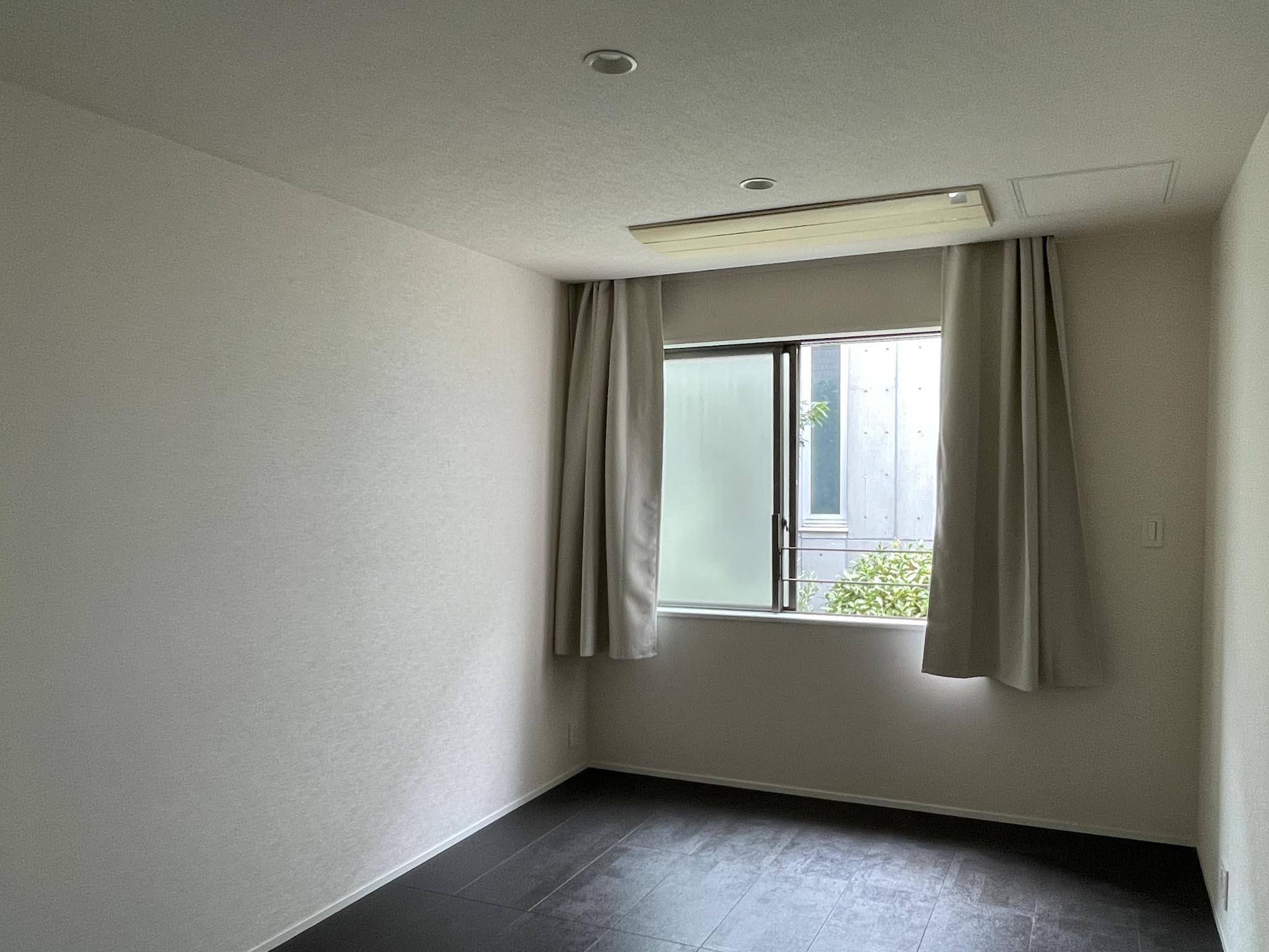 港区南青山の賃貸物件/7畳洋室：こちらはシンプルな洋室。エアコンは天井に埋め込まれています
