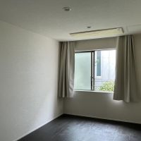 港区南青山の賃貸物件/7畳洋室：こちらはシンプルな洋室。エアコンは天井に埋め込まれています