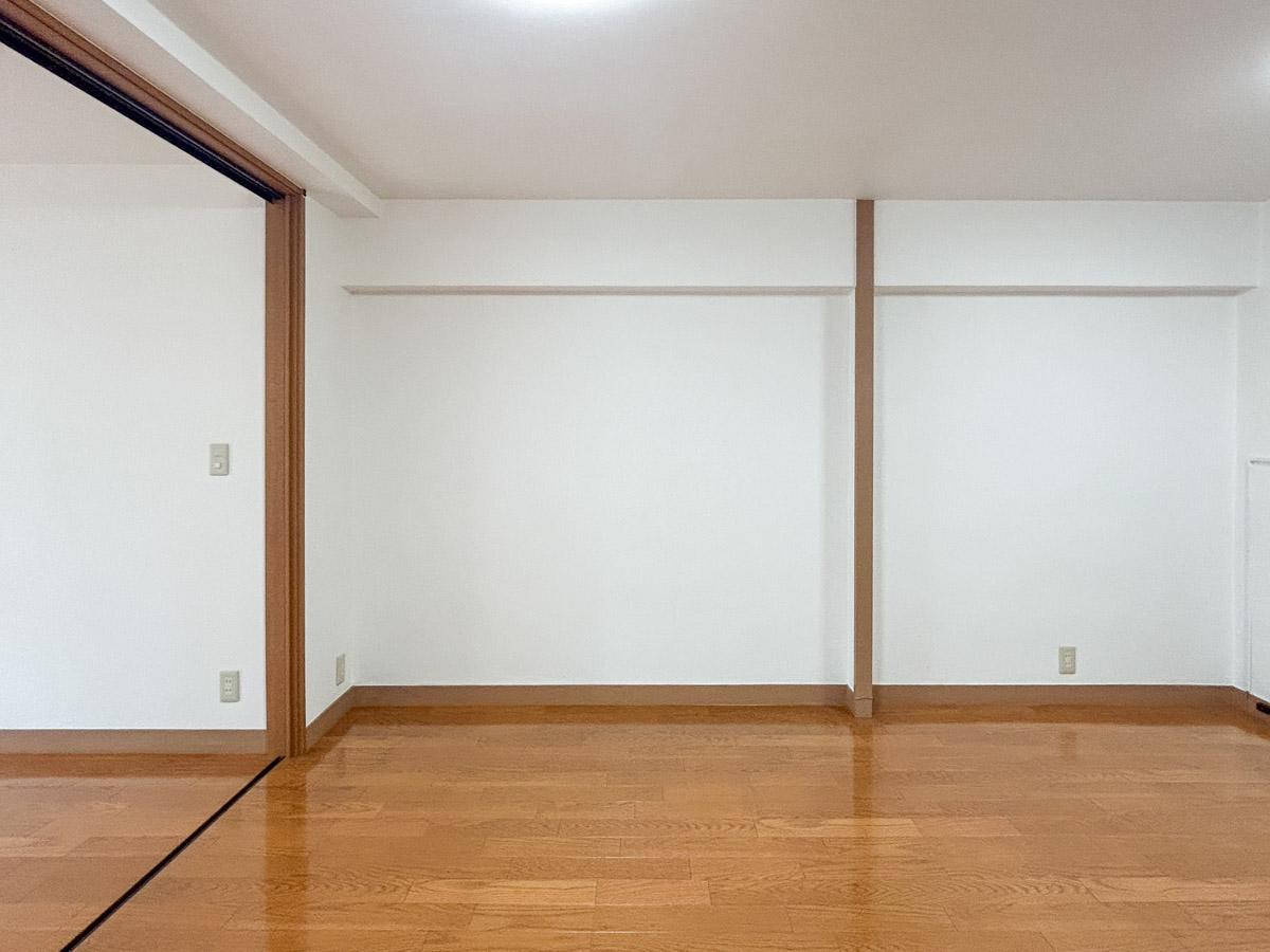 目黒区目黒の賃貸物件/リビング別角度から。中間部分にスライド式の襖を仕切ることができます