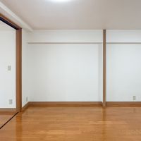 目黒区目黒の賃貸物件/リビング別角度から。中間部分にスライド式の襖を仕切ることができます