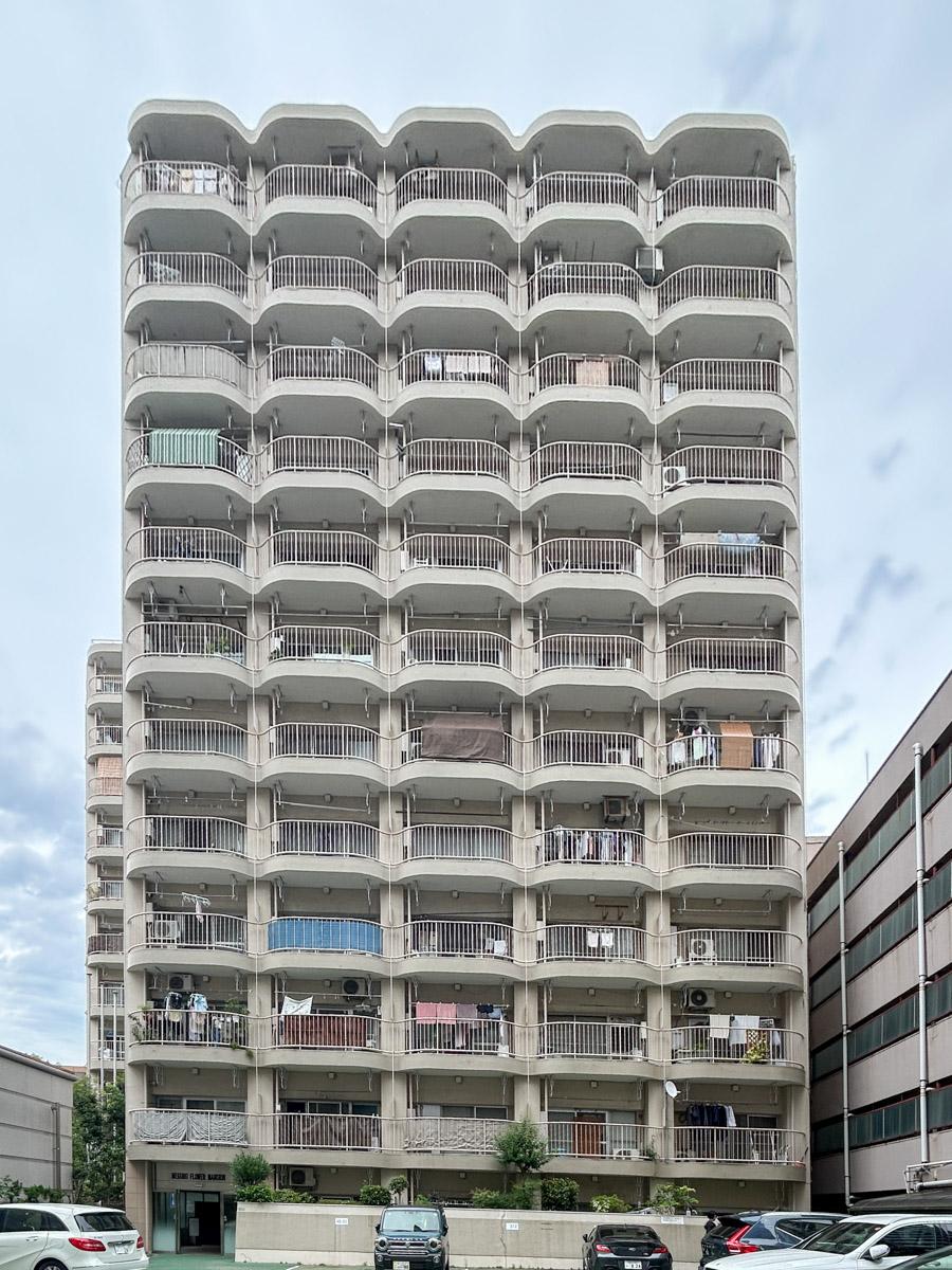 目黒区目黒の賃貸物件/マンション外観。レトロな趣がありつつも、12階建てというダイナミックなマンション