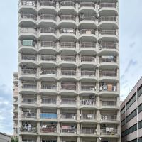 目黒区目黒の賃貸物件/マンション外観。レトロな趣がありつつも、12階建てというダイナミックなマンション