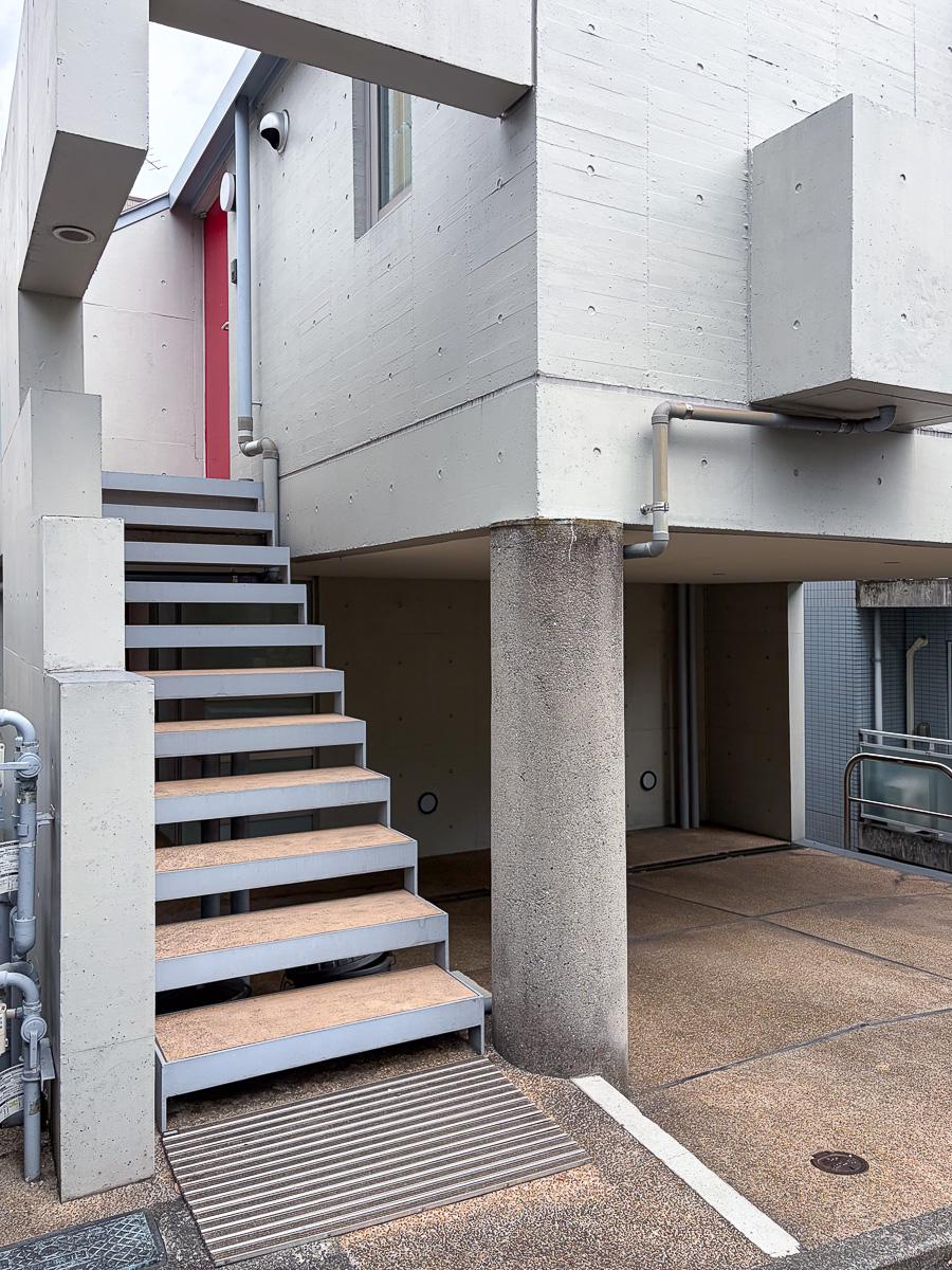 東京都渋谷区西原の賃貸物件/部屋へと続く階段