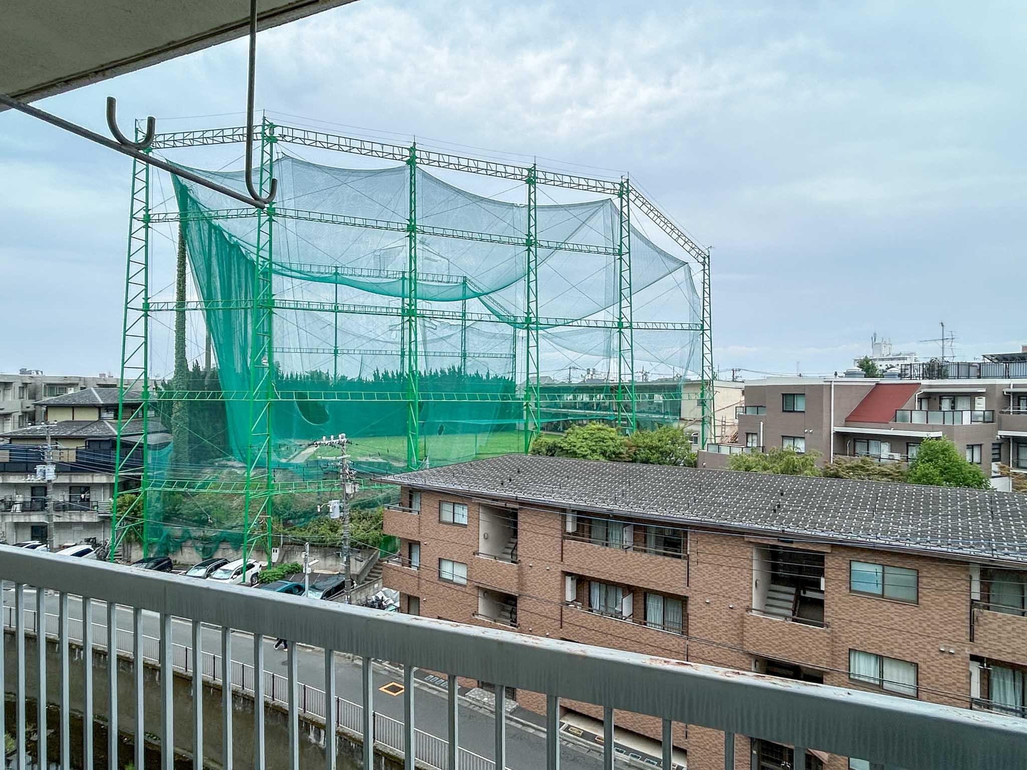 杉並区上荻の賃貸物件/ベランダからの景色。視線の先に見えるのはゴルフ練習場「西荻ゴルフセンター」