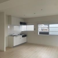 杉並区松庵の賃貸物件/部屋を東に向かって。角部屋なので、東にも窓があります