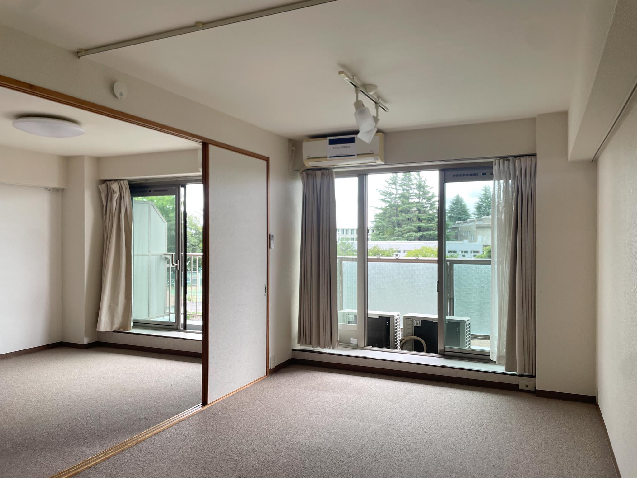 練馬区石神井台の賃貸物件/洋室①：リビングと同じく、緑が見える景色が広がります