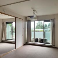 練馬区石神井台の賃貸物件/洋室①：リビングと同じく、緑が見える景色が広がります