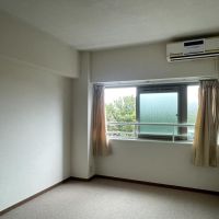 練馬区石神井台の賃貸物件/洋室①：北側にも窓があって明るいのがいいところ