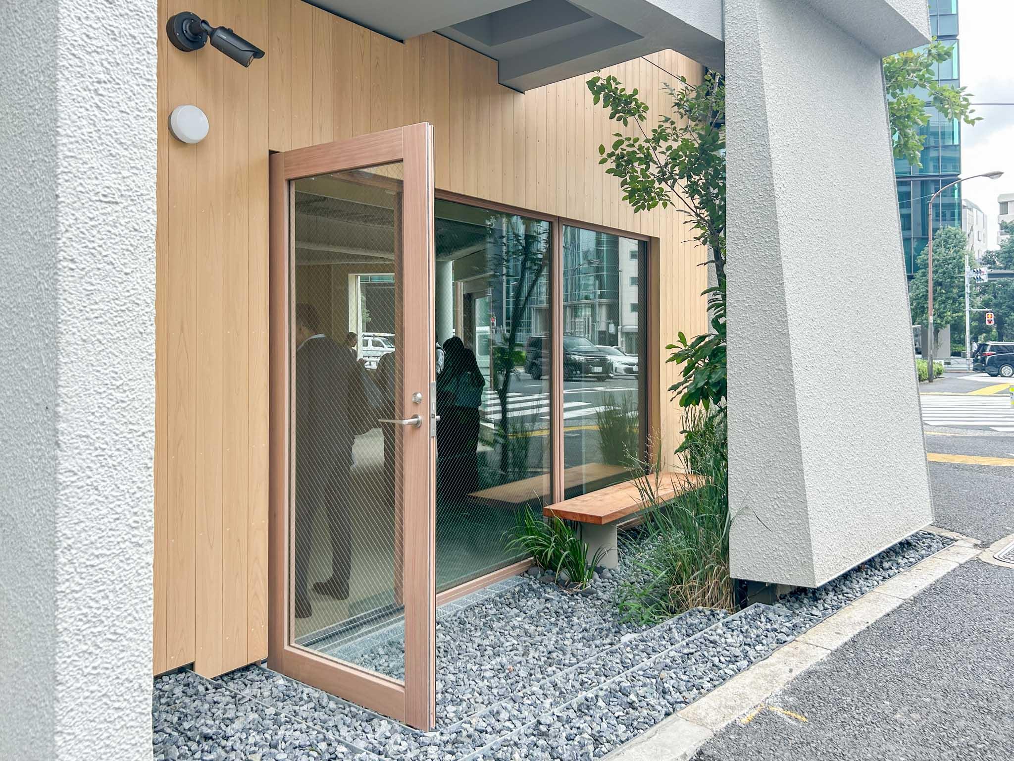 渋谷区渋谷の賃貸物件/1階店舗の西側出入り口。ファサードで隠れたスペースにベンチがあります