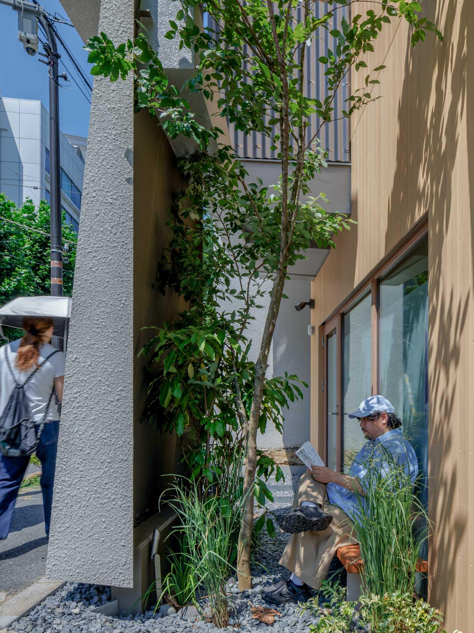 渋谷区渋谷の賃貸物件/西側出入り口横のスペース。居心地がよさそう