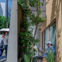 渋谷区渋谷の賃貸物件/西側出入り口横のスペース。居心地がよさそう