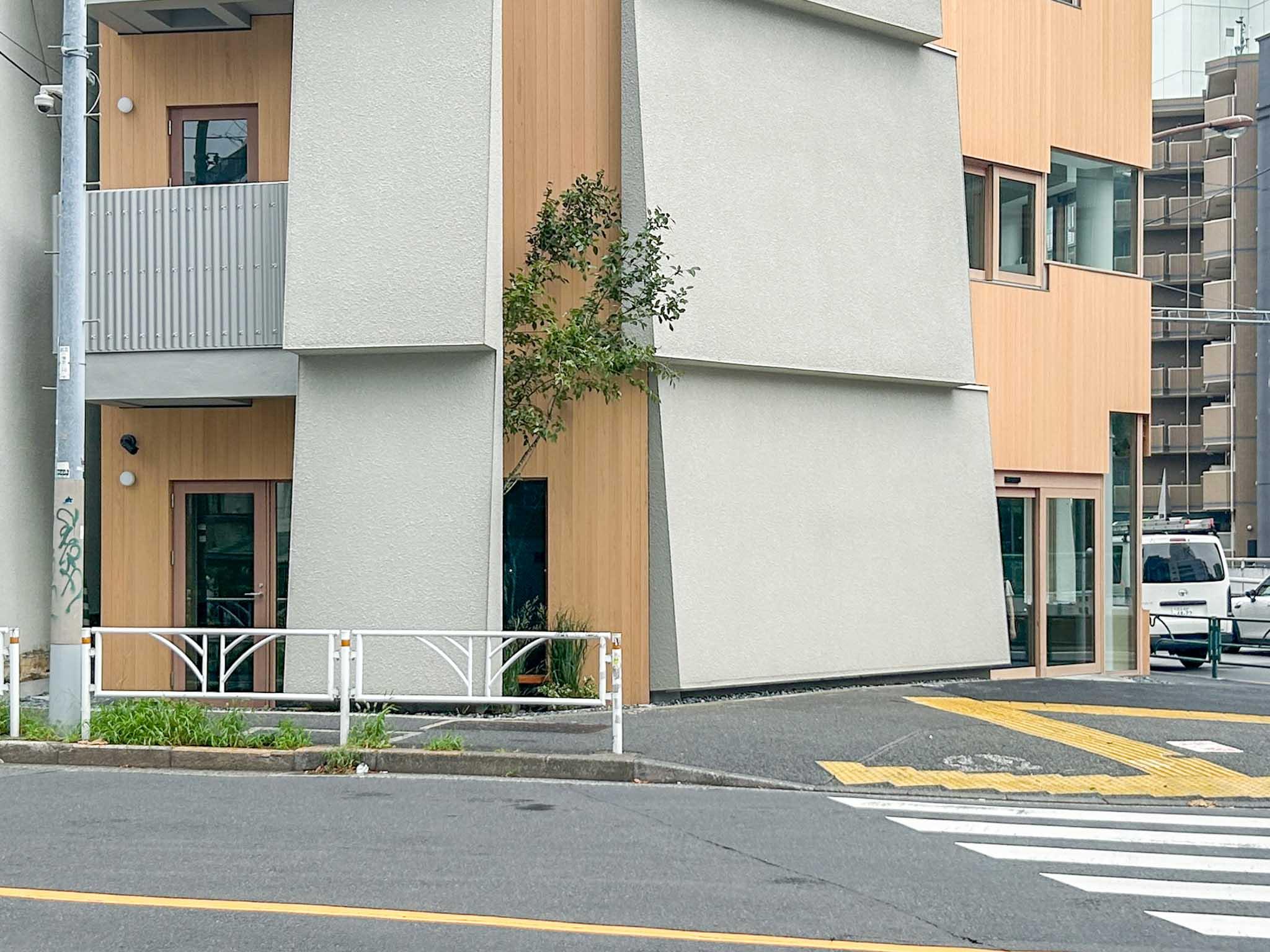 渋谷区渋谷の賃貸物件/道路の対面から1階をみる