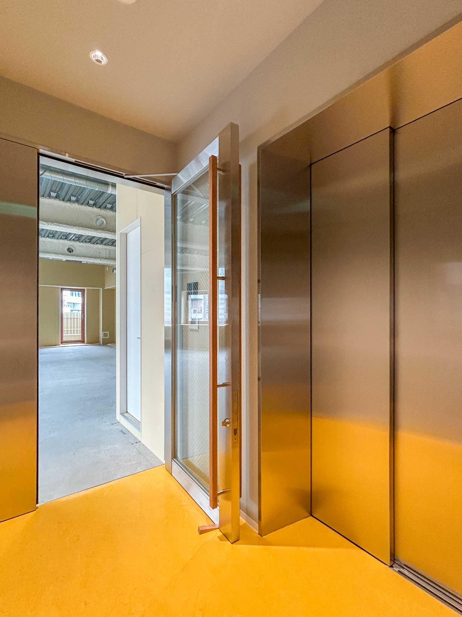 渋谷区渋谷の賃貸物件/8階：エレベーターホール。居室が広く使えるよう最小限のスペースに