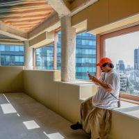 渋谷区渋谷の賃貸物件/窓際で腰かけてひと息ついたり、景色を眺めながら立って作業するのもよさそう