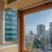 渋谷区渋谷の賃貸物件/サッシは木製なので手触りがいい。一部の窓は開閉できるようになっている