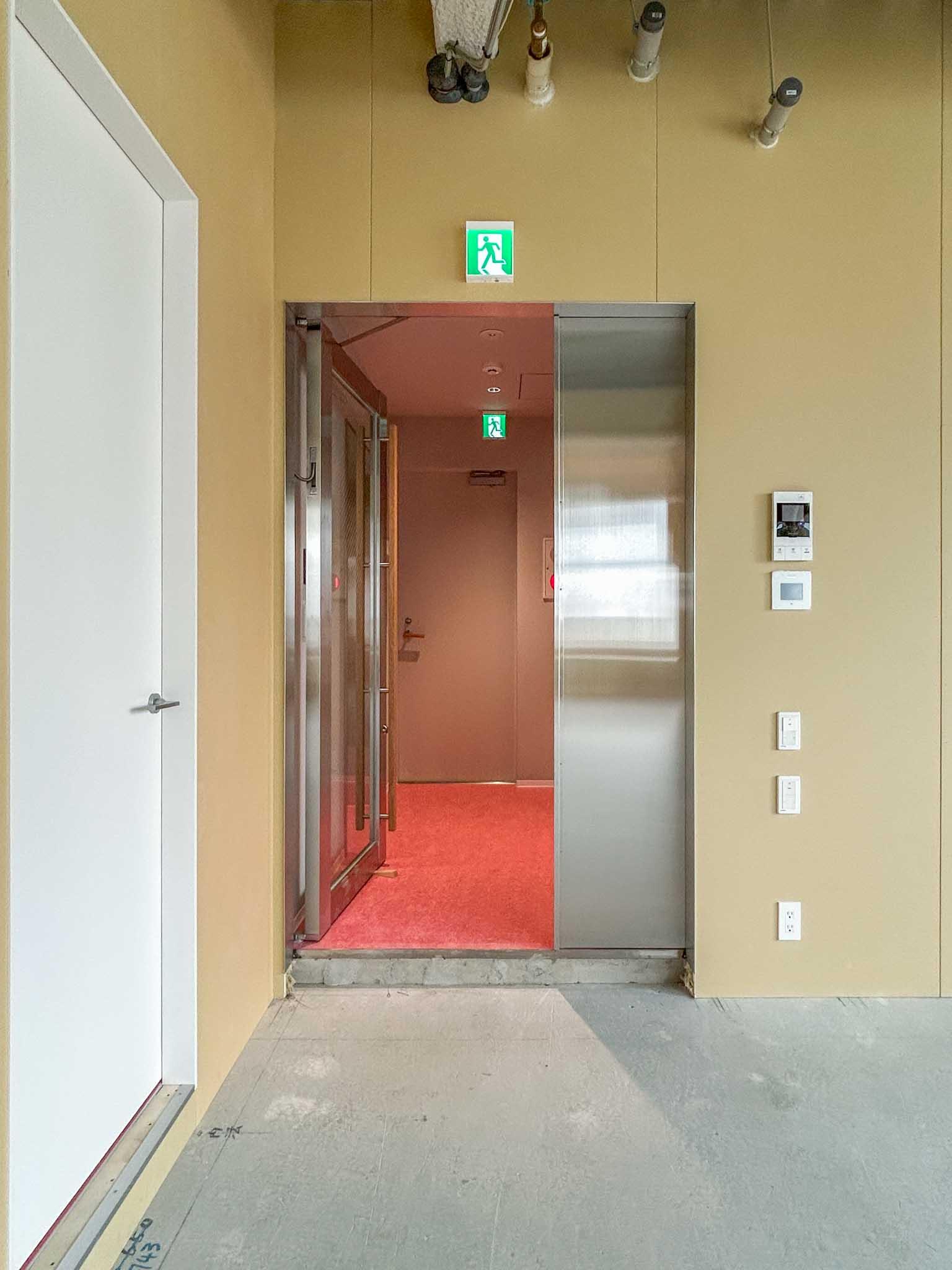 渋谷区渋谷の賃貸物件/8階：エレベーターホールの方をみる