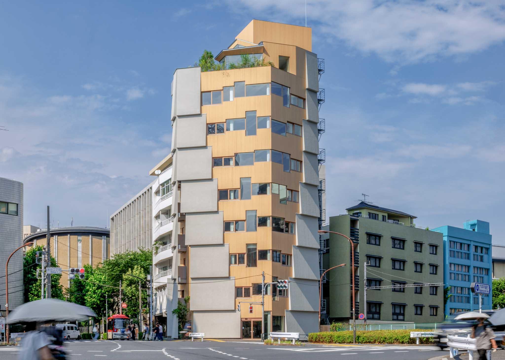 渋谷区渋谷の賃貸物件/木曽檜をまとった新築ビル。大通りの騒音から逃れるよう下階ほど殻にこもるように閉じ、上階ほど眺望を楽しめるつくりに