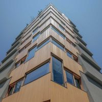 渋谷区渋谷の賃貸物件/建物を見上げる