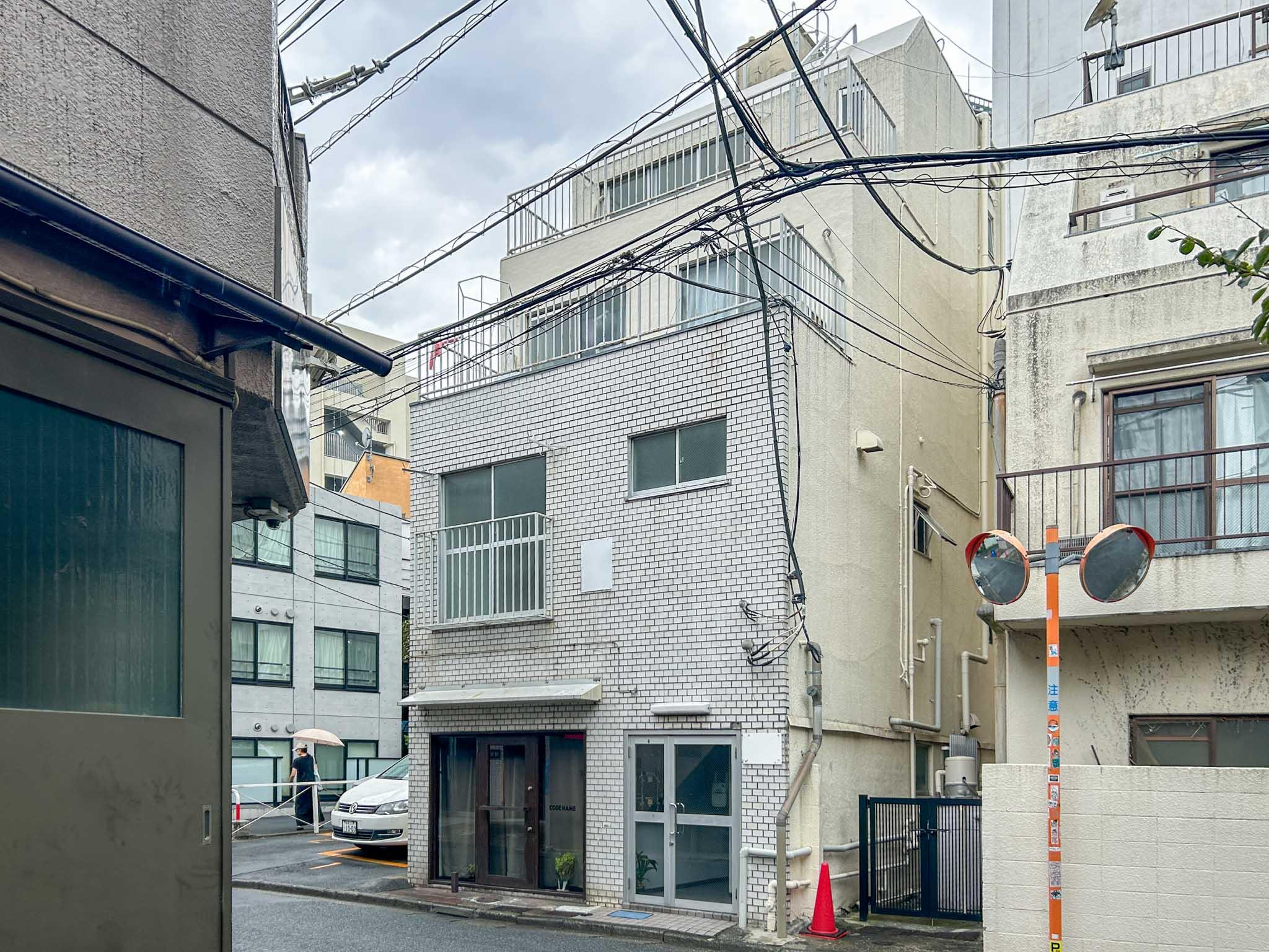 渋谷区鶯谷町の賃貸物件/外観。1階にはアパレルショップが入居中