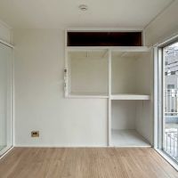 渋谷区鶯谷町の賃貸物件/窓際の収納。戸はありません