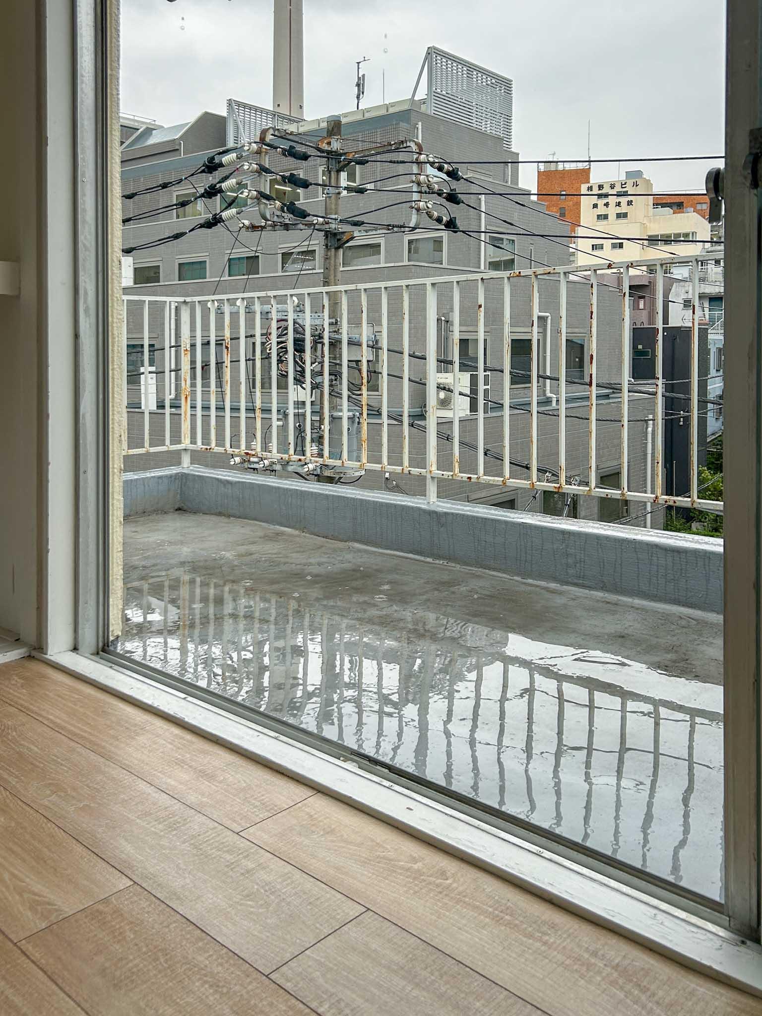 渋谷区鶯谷町の賃貸物件/奥行きのあるバルコニー。陽当たりが良いので、植物が良く育ちそう
