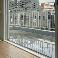 渋谷区鶯谷町の賃貸物件/奥行きのあるバルコニー。陽当たりが良いので、植物が良く育ちそう