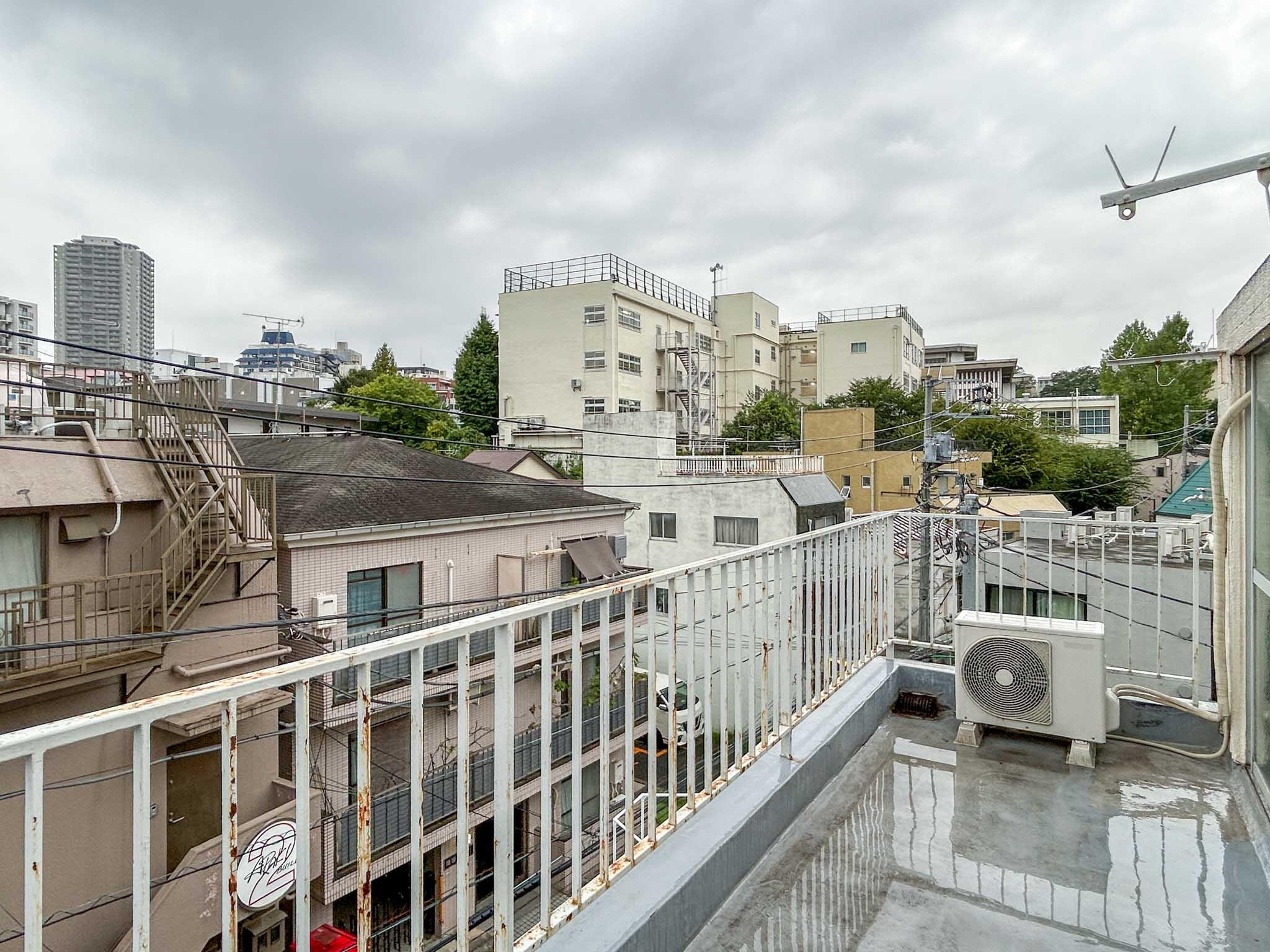 渋谷区鶯谷町の賃貸物件/反対側のアングル。室外機の横に水栓がついています