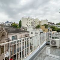 渋谷区鶯谷町の賃貸物件/反対側のアングル。室外機の横に水栓がついています