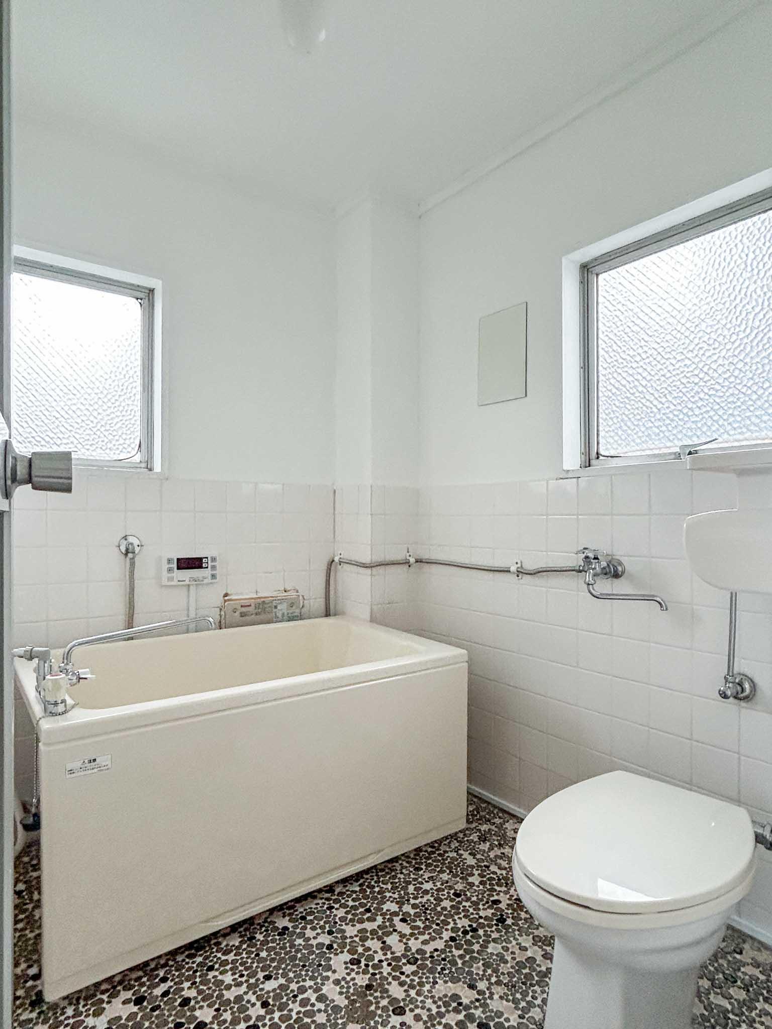 渋谷区鶯谷町の賃貸物件/トイレと浴室が同室になったバスルーム。タイルは可愛らしいけど仕様は古い