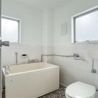 渋谷区鶯谷町の賃貸物件/トイレと浴室が同室になったバスルーム。タイルは可愛らしいけど仕様は古い
