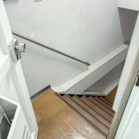 渋谷区鶯谷町の賃貸物件/玄関を出てすぐ階段