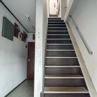 渋谷区鶯谷町の賃貸物件/エレベーターはないので、4階まで階段で上がります