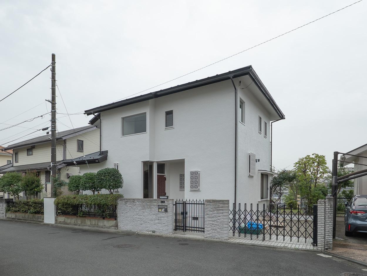 神奈川県横浜市青葉区荏田北の賃貸物件/外観。高台に位置する趣のある古い戸建てです