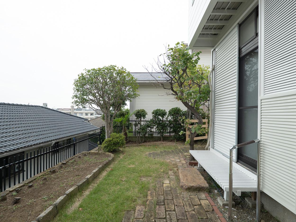 神奈川県横浜市青葉区荏田北の賃貸物件/南側には整えられた庭。花壇もあるので季節の草花を育てながら暮らすのもよさそう