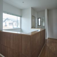 神奈川県横浜市青葉区荏田北の賃貸物件/2階の廊下。窓から差し込む光が吹き抜けの空間へと静かに落ちていきます