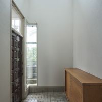 神奈川県横浜市青葉区荏田北の賃貸物件/玄関は吹き抜け空間となっており、天高は5m超え