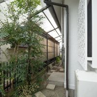 神奈川県横浜市青葉区荏田北の賃貸物件/建物東側。キッチン横の勝手口から出られます