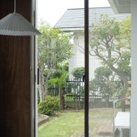 神奈川県横浜市青葉区荏田北の賃貸物件/リビングから庭を眺める