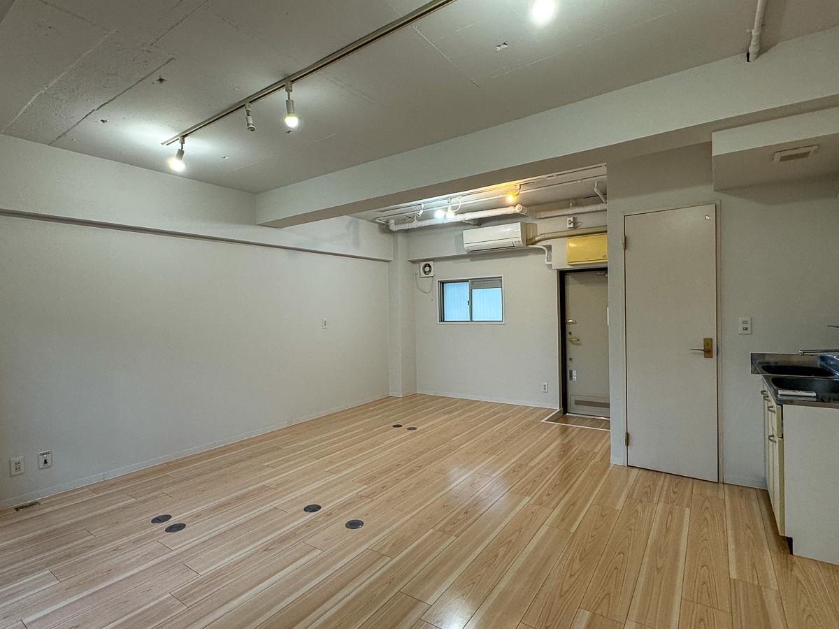 渋谷区神宮前の賃貸物件/床がさっぱり目な色のフローリングなので、別の床材へ張り替えると、よりよい雰囲気で使えそう
