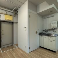 渋谷区神宮前の賃貸物件/玄関側にミニキッチンとトイレがまとまっています
